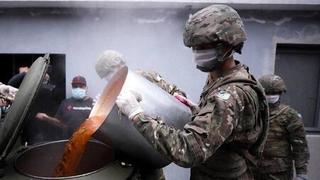 Coronavirus en Argentina, ejercito lleva comida a barrios carenciados