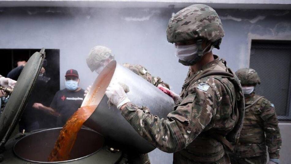 Coronavirus en Argentina, ejercito lleva comida a barrios carenciados