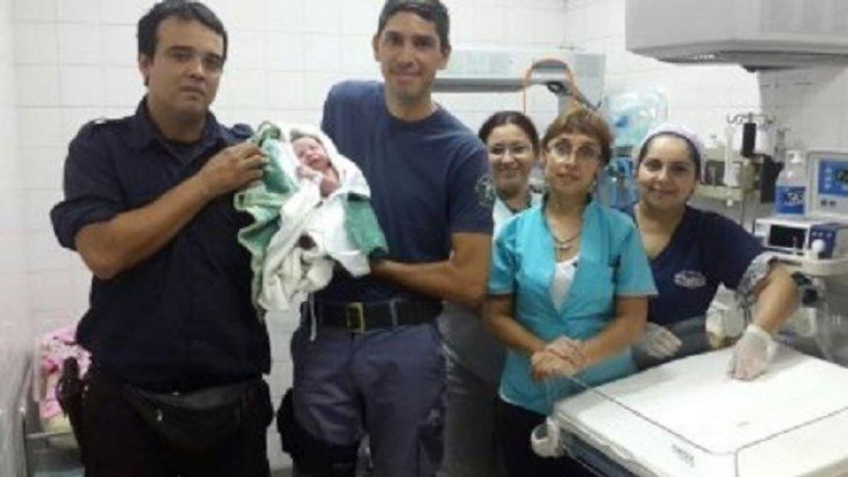 Policías rescatan bebé de la basura en Chaco