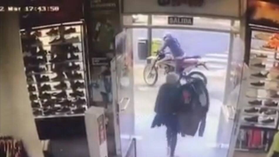 Robo en casa de deportes en La Plata, foto NA