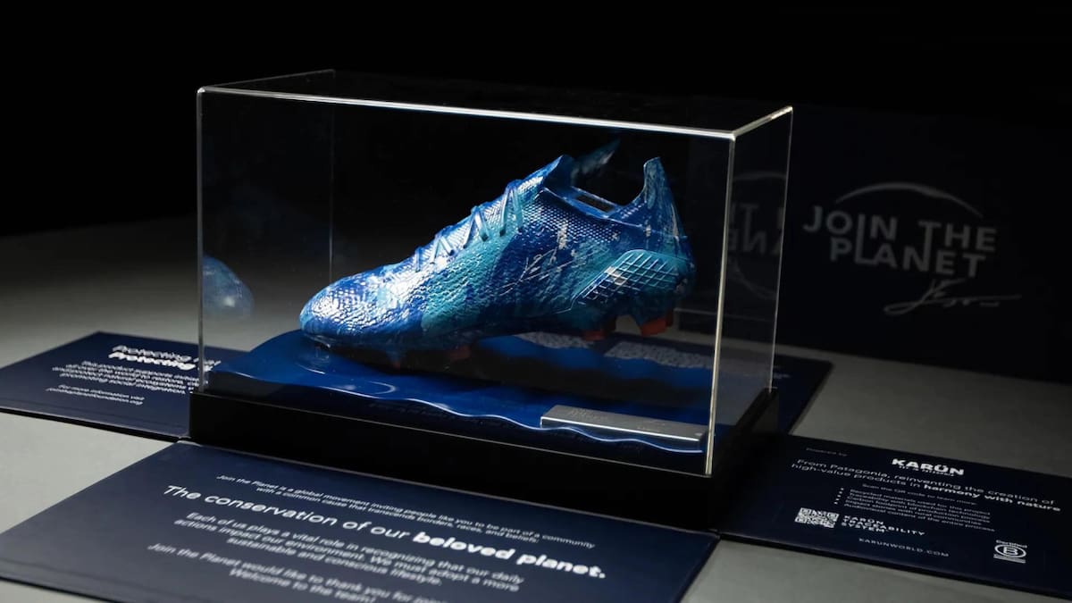 Lanzan a la venta un botín reciclado de Messi en una campaña para la descontaminación y preservación del río Paraná