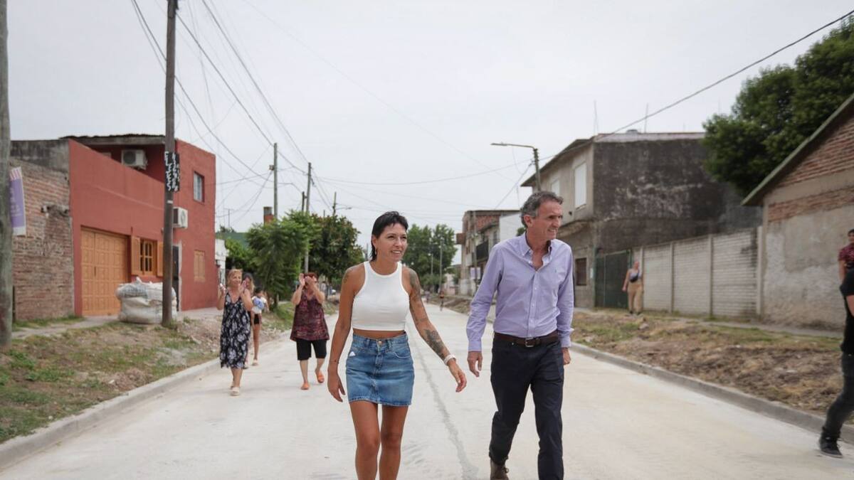 Mayra Mendoza y Gabriel Katopodis recorren obras de pavimentación.