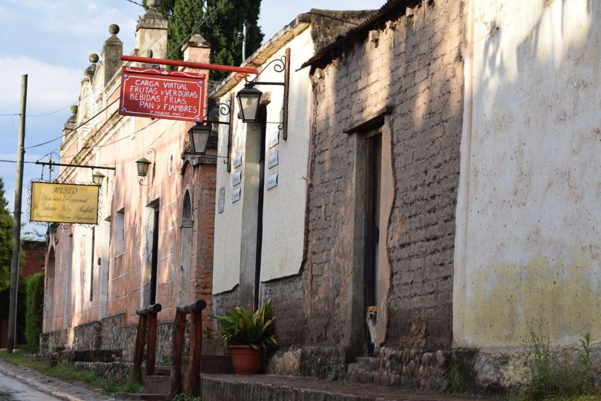 La historia comenzó en 1885, cuando Samuel Isidro Sánchez llegó al pueblo con el objetivo de construir un nuevo templo para reemplazar una antigua capilla que ya no respondía a las necesidades de los habitantes.