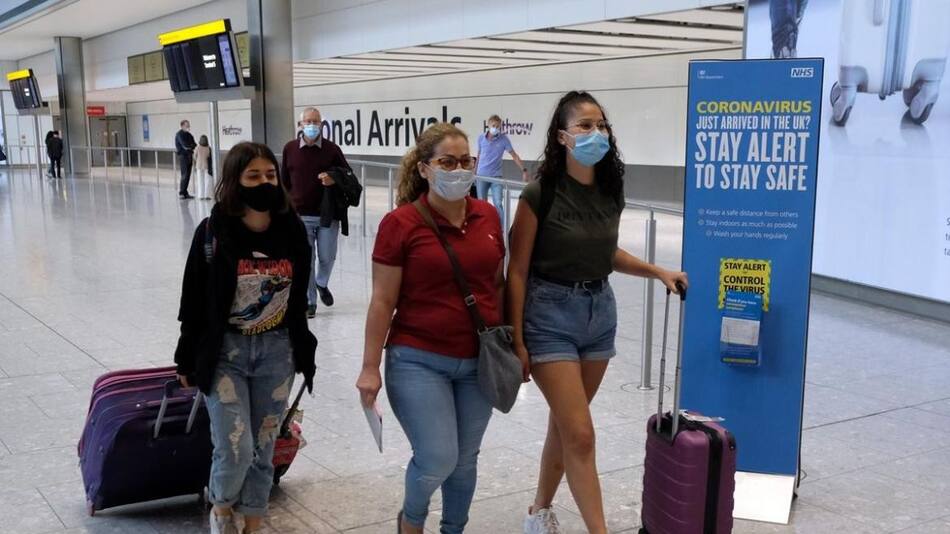 Pasajeros en el aeropuerto del Reino Unido