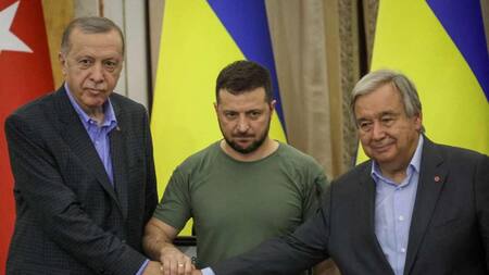 FOTO ARCHIVO REUTERS. El presidente ucraniano, Volodímir Zelenski, el presidente turco, Tayyip Erdogan, y el secretario general de la ONU, António Guterres