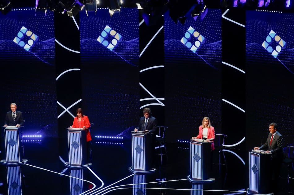 Los cinco candidatos en el segundo debate presidencial. Foto: NA.