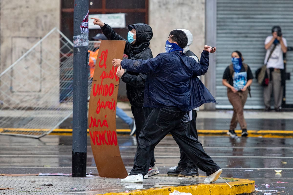 Personas arrojan piedras contra la Policía en la Marcha Federal Universitaria.