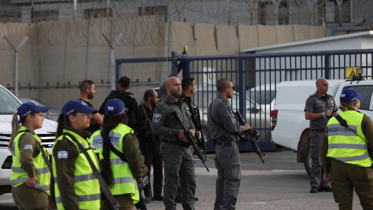 La seguridad esperando que se liberen rehenes. Foto: EFE