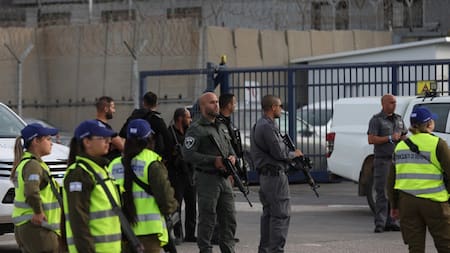 La seguridad esperando que se liberen rehenes. Foto: EFE