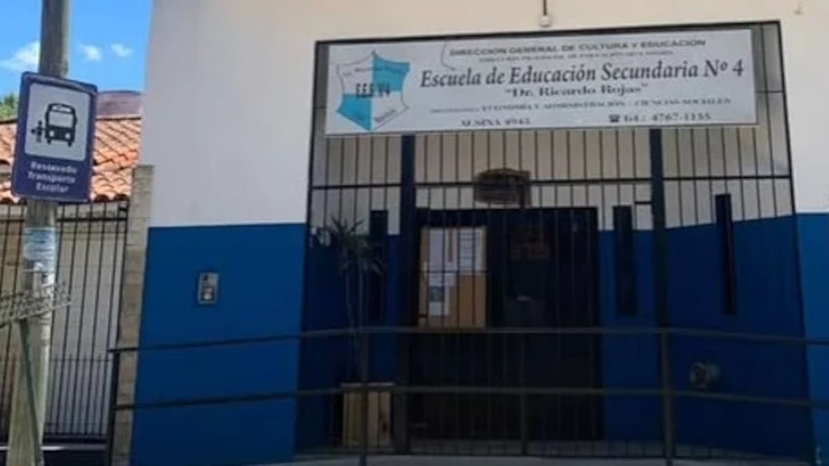Una adolescente apuñaló a un compañero en la escuela: fue escoltada por la Policía y el herido derivado al hospital