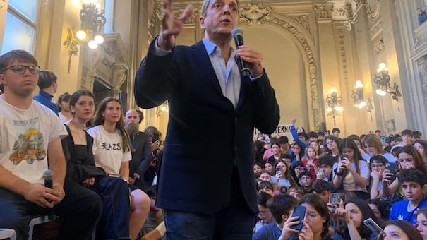 Massa ratificó "la idea de un país defendiendo la educación pública" en su visita al Nacional Buenos Aires