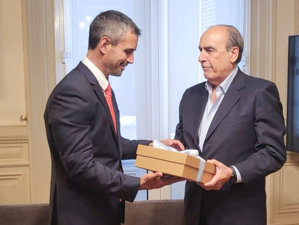 Martín Menem y Guillermo Francos con el proyecto de Ley Ómnibus. Foto: NA.