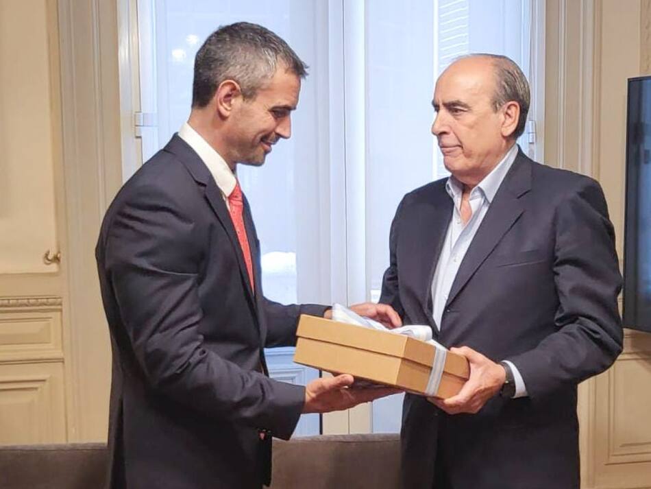 Martín Menem y Guillermo Francos con el proyecto de Ley Ómnibus. Foto: NA.