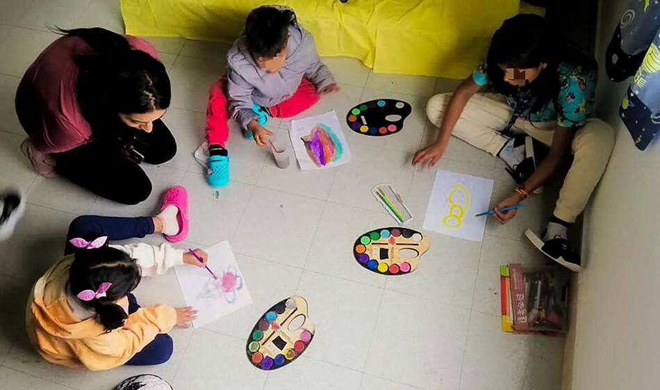 Los niños rescatados de la selva colombiana juegan en un centro de recuperación tras salir del hospital. Foto: Reuters.