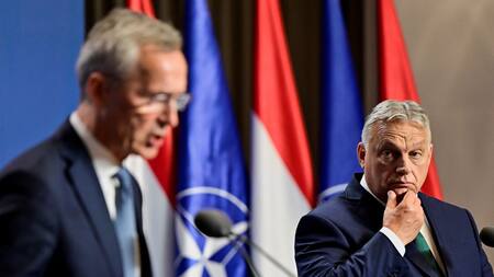 Jens Stoltenberg, secretario general de la OTAN, y Viktor Orbán, primer ministro de Hungría. Foto: EFE.