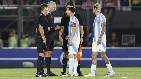 Reclamo de Messi a Daronco en el partido entre Paraguay y Argentina por Eliminatorias. Foto: EFE.