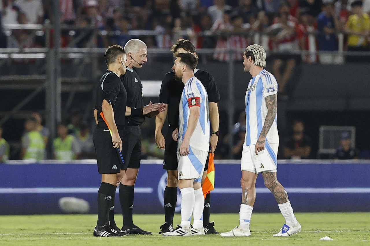 Reclamo de Messi a Daronco en el partido entre Paraguay y Argentina por Eliminatorias. Foto: EFE.