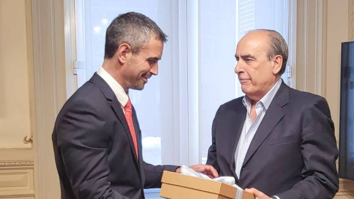 Martín Menem y Guillermo Francos con el proyecto de Ley Ómnibus. Foto: NA.