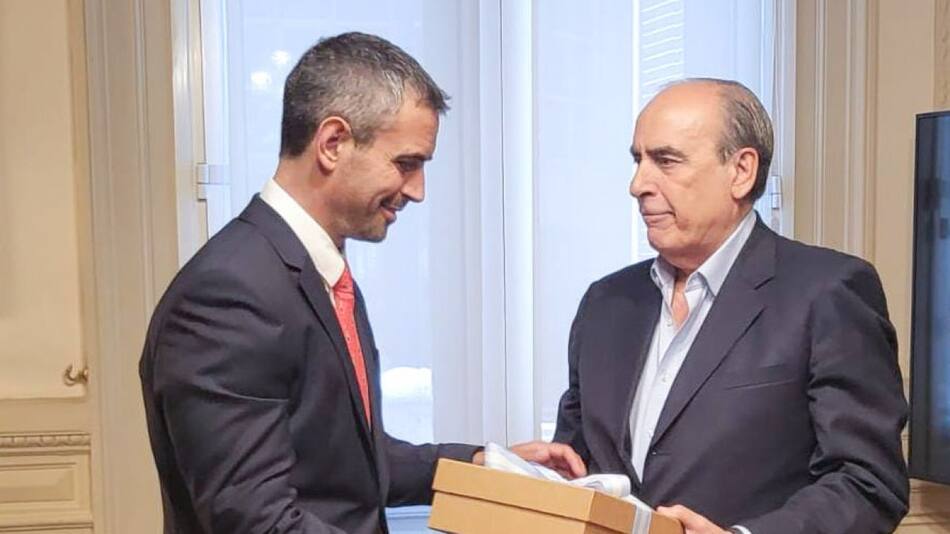 Martín Menem y Guillermo Francos con el proyecto de Ley Ómnibus. Foto: NA.