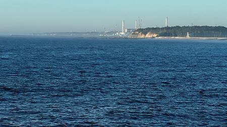 El Océano Pacífico, y de fondo, la central de Fukushima. Foto: Reuters.