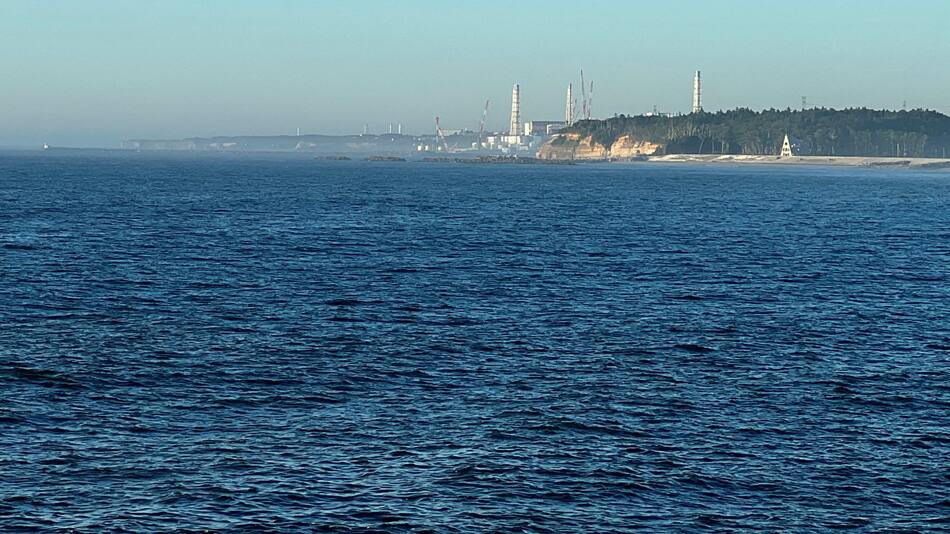 El Océano Pacífico, y de fondo, la central de Fukushima. Foto: Reuters.