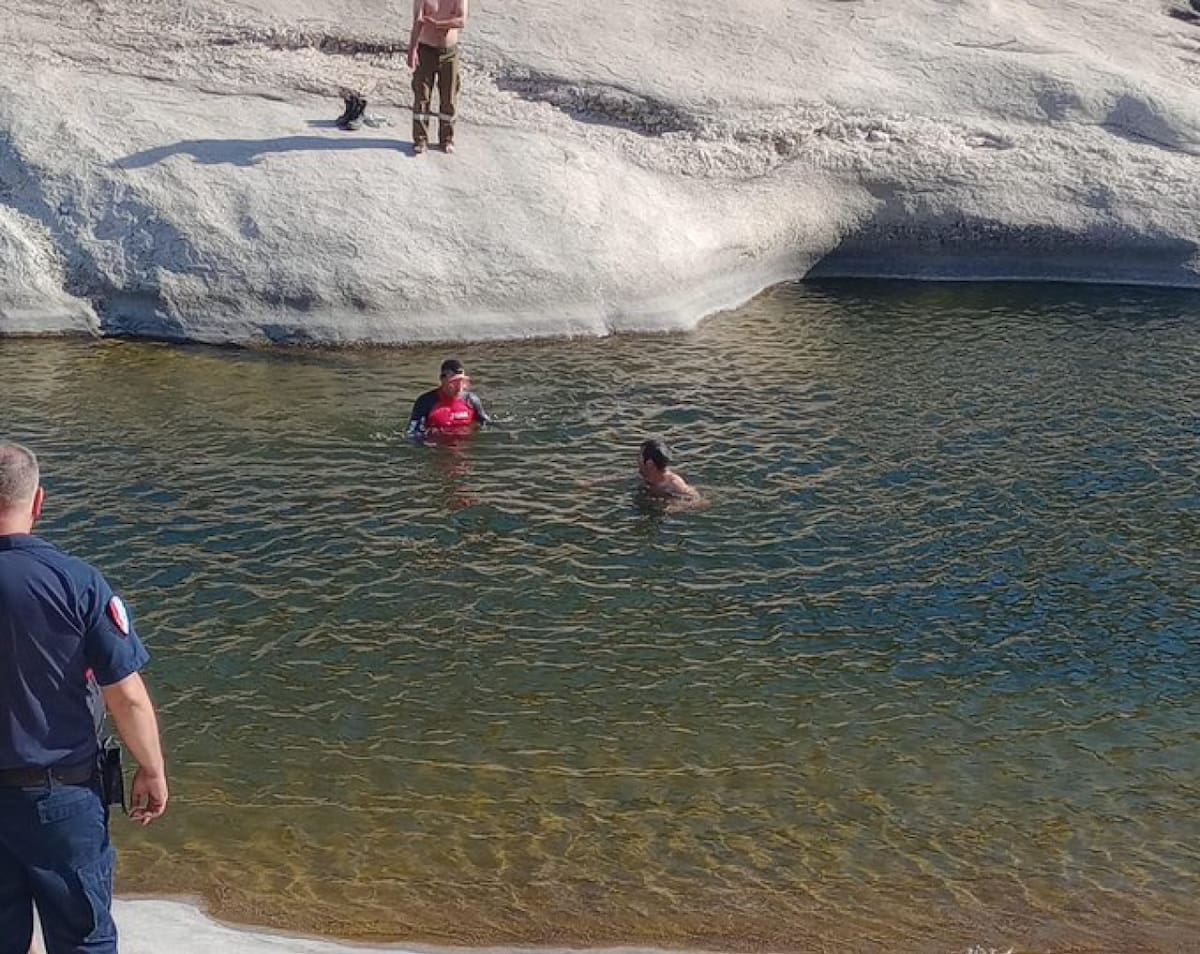 Socorristas en Balneario La Toma, Córdoba. Foto Twitter @leoguevara80.