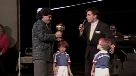 La entrega del Balón de Oro mundialista a Maradona. Foto: captura Reuters.