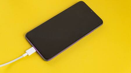 Celular; cargador. Foto: Freepik