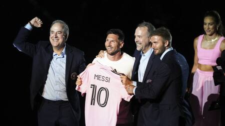 David Beckham junto a Lionel Messi en el día de su presentación. Foto: Reuters.