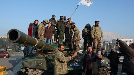 Luchadores rebeldes sobre un tanque, en Damasco. Foto: Reuters.