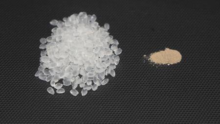 Bolitas de poliuretano termoplástico (izquierda) y polvos de esporas (derecha) que se mezclan para fabricarlo. Foto: EFE.