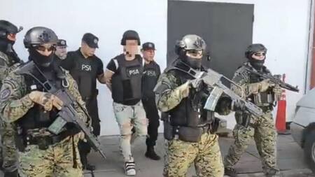 El traslado de los detenidos por la causa de CFK. Foto: captura de video.