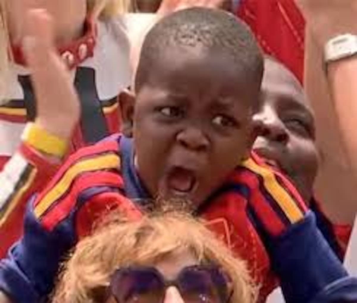 Keyne, hermano menor de Lamine Yamal, celebrando en la tribuna durante un partido de España en el Mundial 2026
