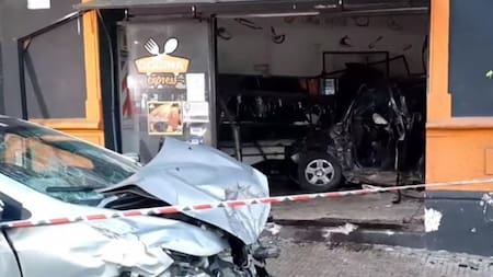 Violento choque en Boedo: nueve heridos y un auto incrustado en un local de comida