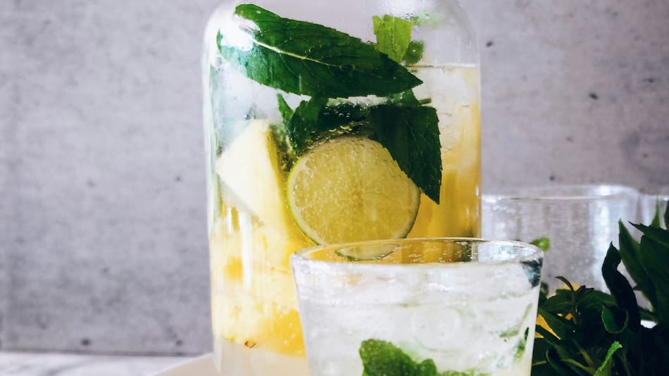 Agua con limón. Foto Unsplash.