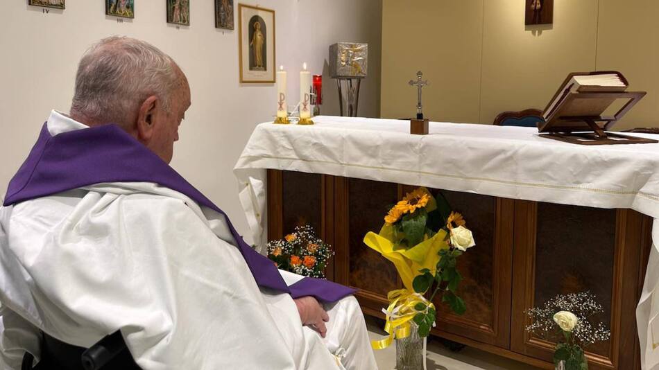 El papa Francisco en su internación. Foto: X @vaticannews_es