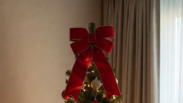 Navidad 2025: cómo aprovechar la nueva tendencia de los moños para decorar el árbol navideño y darle tu propio estilo