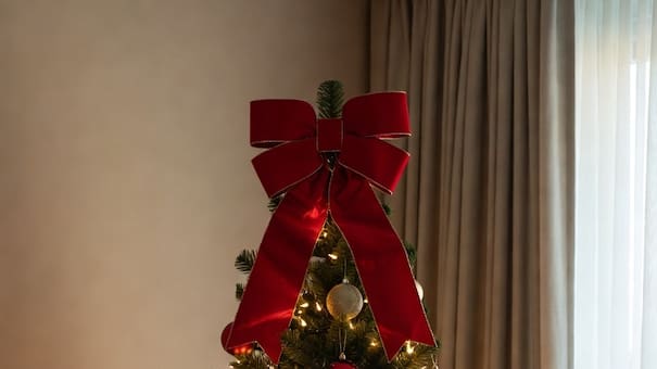 Navidad 2025: cómo aprovechar la nueva tendencia de los moños para decorar el árbol navideño y darle tu propio estilo