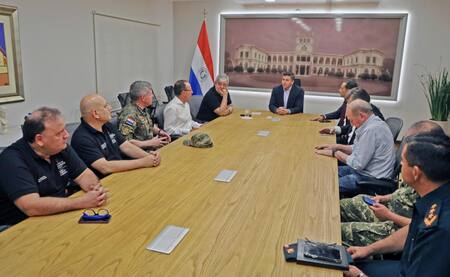 La reunión de Santiago Peña con funcionarios de Paraguay tras la muerte de un oficial. Foto: EFE.