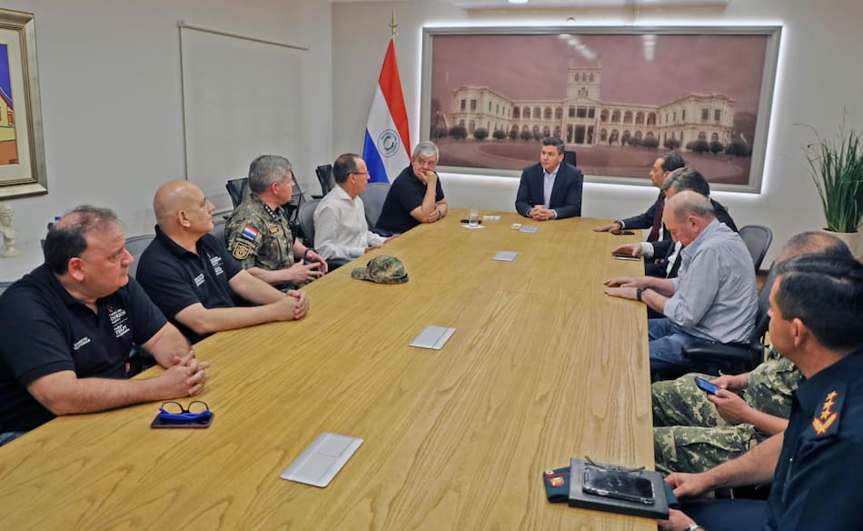 La reunión de Santiago Peña con funcionarios de Paraguay tras la muerte de un oficial. Foto: EFE.