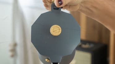 Por qué se sirve el café con un vaso de agua y en qué momento se debe tomar