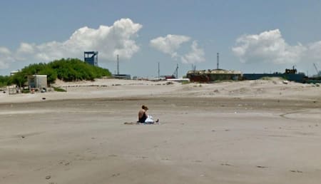 Mujer de espaldas al mar en Mar del Plata - Google Maps