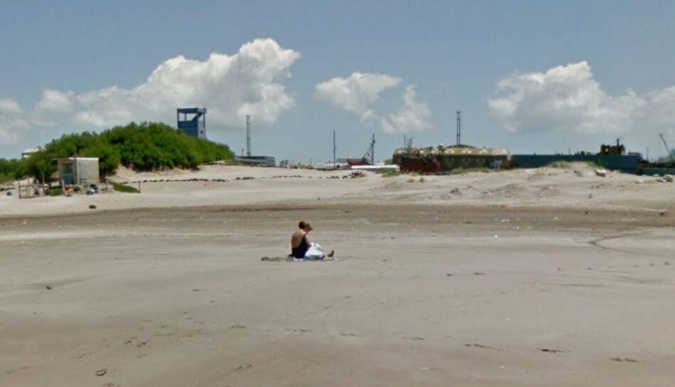 Mujer de espaldas al mar en Mar del Plata - Google Maps