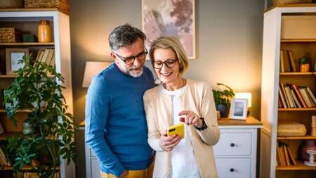 Ancianos, telefono, celular. Fuente: Pexels.