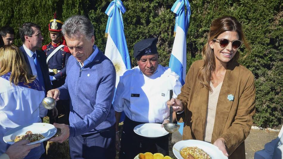 Mauricio Macri y Juliana Awada almorzando locro en Olivos, NA