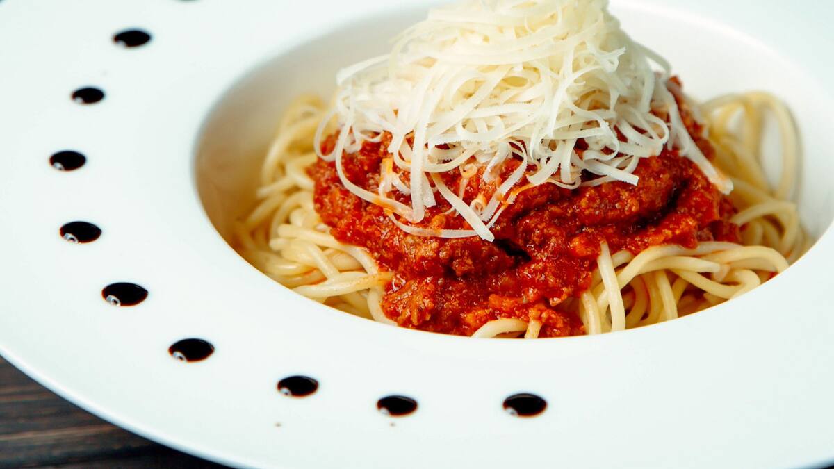 Cómo se prepara la deliciosa salsa amatriciana, ideal para los bucatinis. Foto Freepik