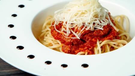 Cómo se prepara la deliciosa salsa amatriciana, ideal para los bucatinis. Foto Freepik