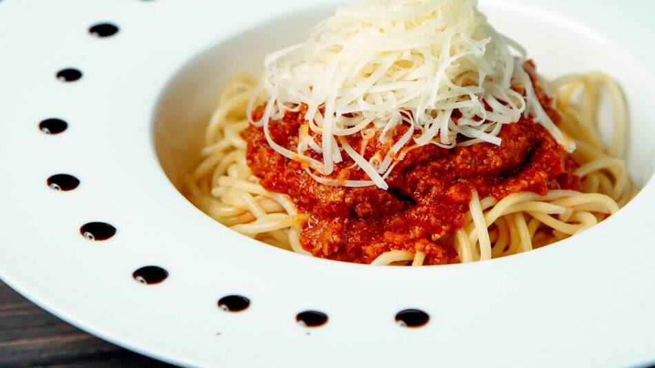 Cómo se prepara la deliciosa salsa amatriciana, ideal para los bucatinis. Foto Freepik
