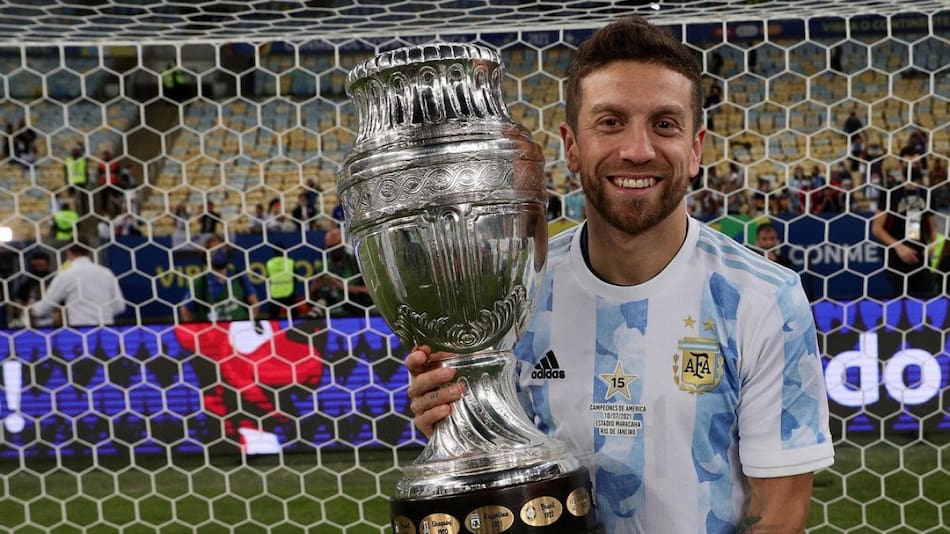 Alejandro "Papu" Gómez con la Copa América. Foto: Instagram @papugomez_official.