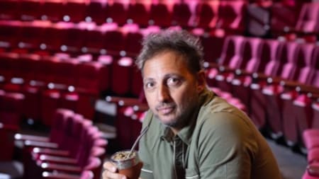 Teatro en calle Corrientes: “Agotados”, el unipersonal de Ariel Staltari donde interpreta 40 personajes y hace reír sin parar